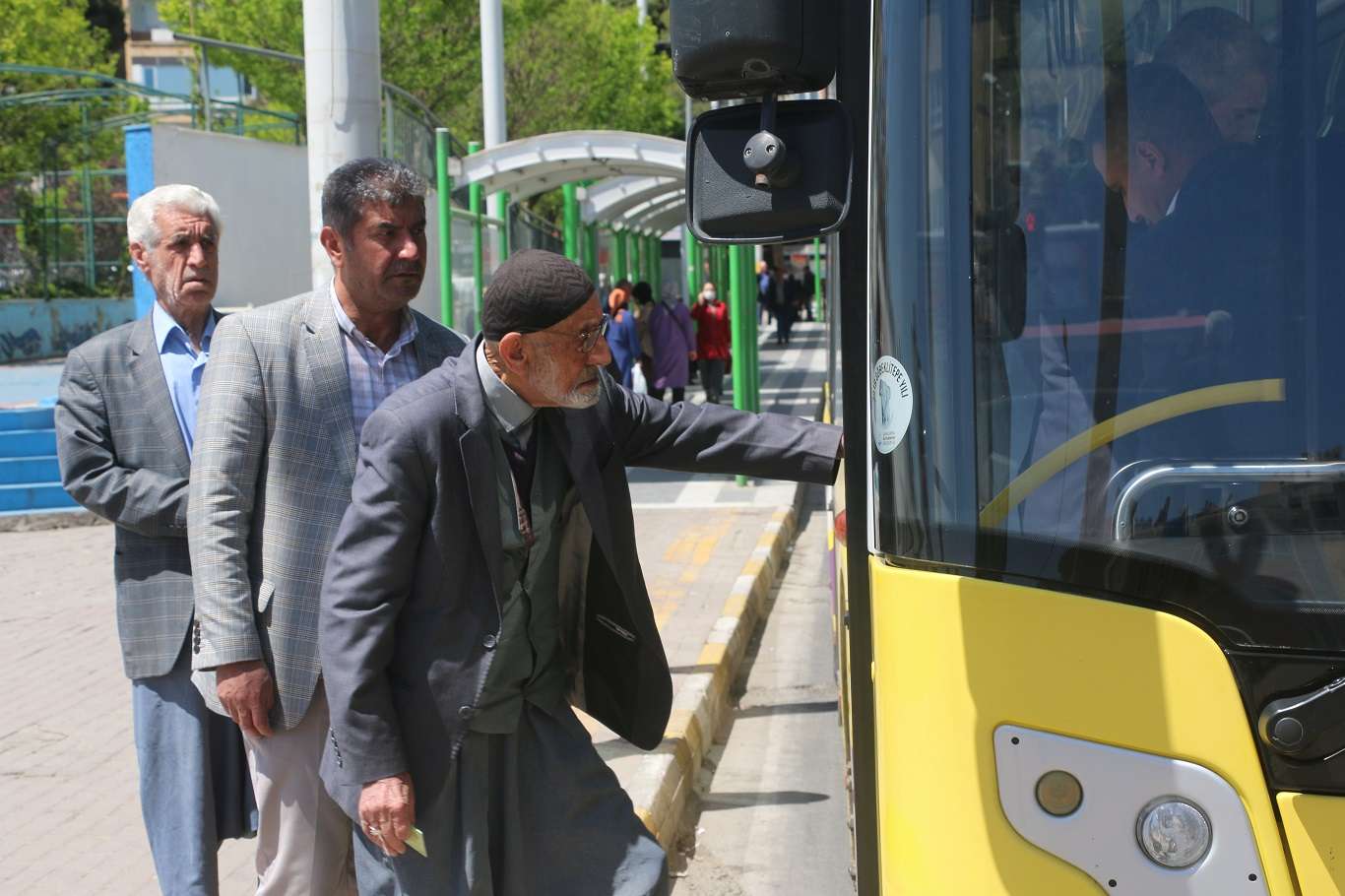 Yaşlılar şehir içi toplu ulaşım araçlarında gençlerden saygı ve hürmet bekliyor Yaşlılar şehir içi toplu ulaşım araçlarında gençlerden saygı ve hürmet bekliyor